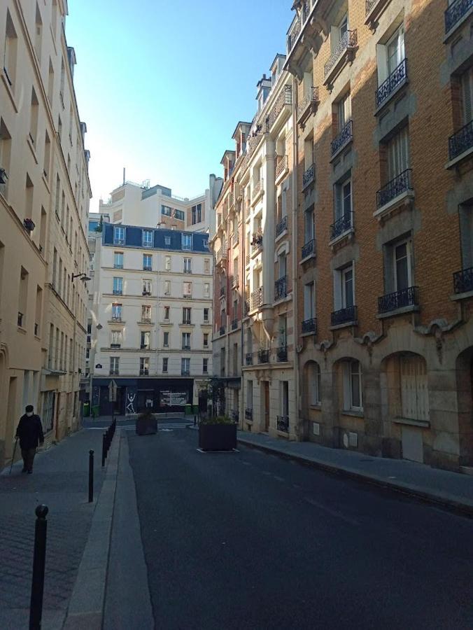 شقة Petite Maison Avec Cour Dans Les Beaux Quartiers-Vous Faites Le Menage- Very Good Prices For T-H-E Location But You Have To Clea-N Th-E Flat باريس المظهر الخارجي الصورة