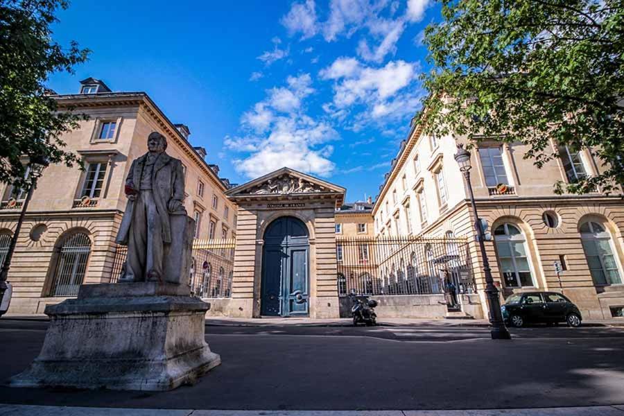 شقة Petite Maison Avec Cour Dans Les Beaux Quartiers-Vous Faites Le Menage- Very Good Prices For T-H-E Location But You Have To Clea-N Th-E Flat باريس المظهر الخارجي الصورة