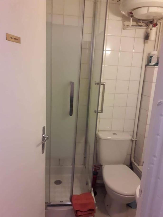 شقة Petite Maison Avec Cour Dans Les Beaux Quartiers-Vous Faites Le Menage- Very Good Prices For T-H-E Location But You Have To Clea-N Th-E Flat باريس المظهر الخارجي الصورة