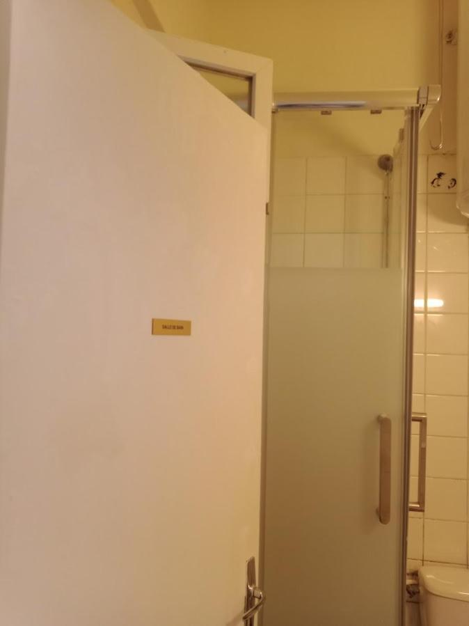 شقة Petite Maison Avec Cour Dans Les Beaux Quartiers-Vous Faites Le Menage- Very Good Prices For T-H-E Location But You Have To Clea-N Th-E Flat باريس المظهر الخارجي الصورة
