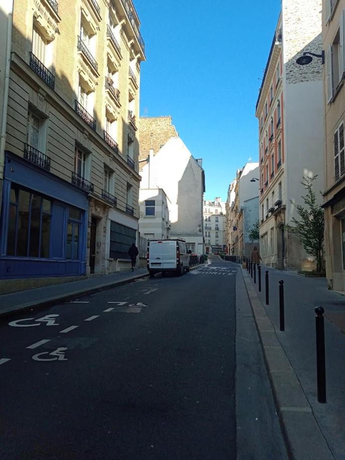 شقة Petite Maison Avec Cour Dans Les Beaux Quartiers-Vous Faites Le Menage- Very Good Prices For T-H-E Location But You Have To Clea-N Th-E Flat باريس المظهر الخارجي الصورة
